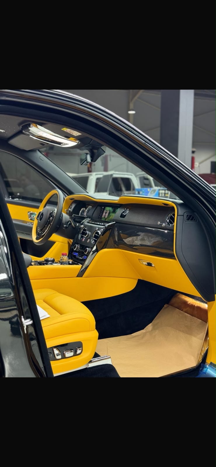 нанимать Rolls Royce Cullinan Black Badge Black with Yellow Interior  BLACK 