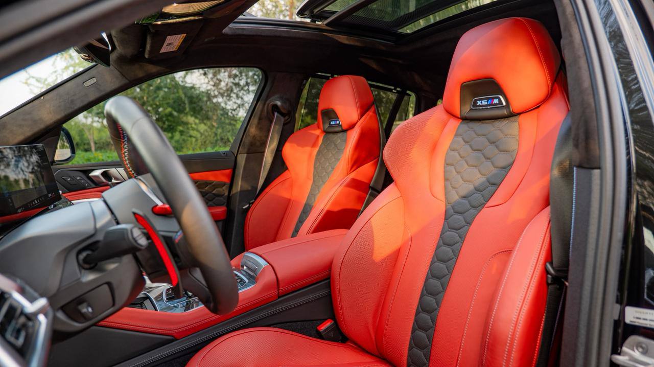 louer BMW X6 Competition  -Black with red interiors  BLACK 