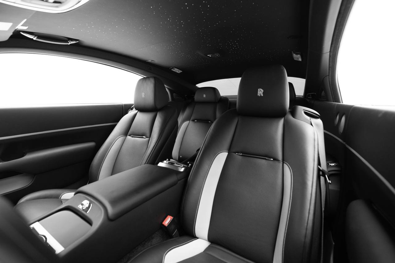 hire Rolls Royce Wraith (Black Badge) 2021 in dubai