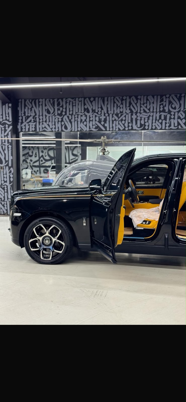 нанимать Rolls Royce Cullinan Black Badge Black with Yellow Interior  BLACK 