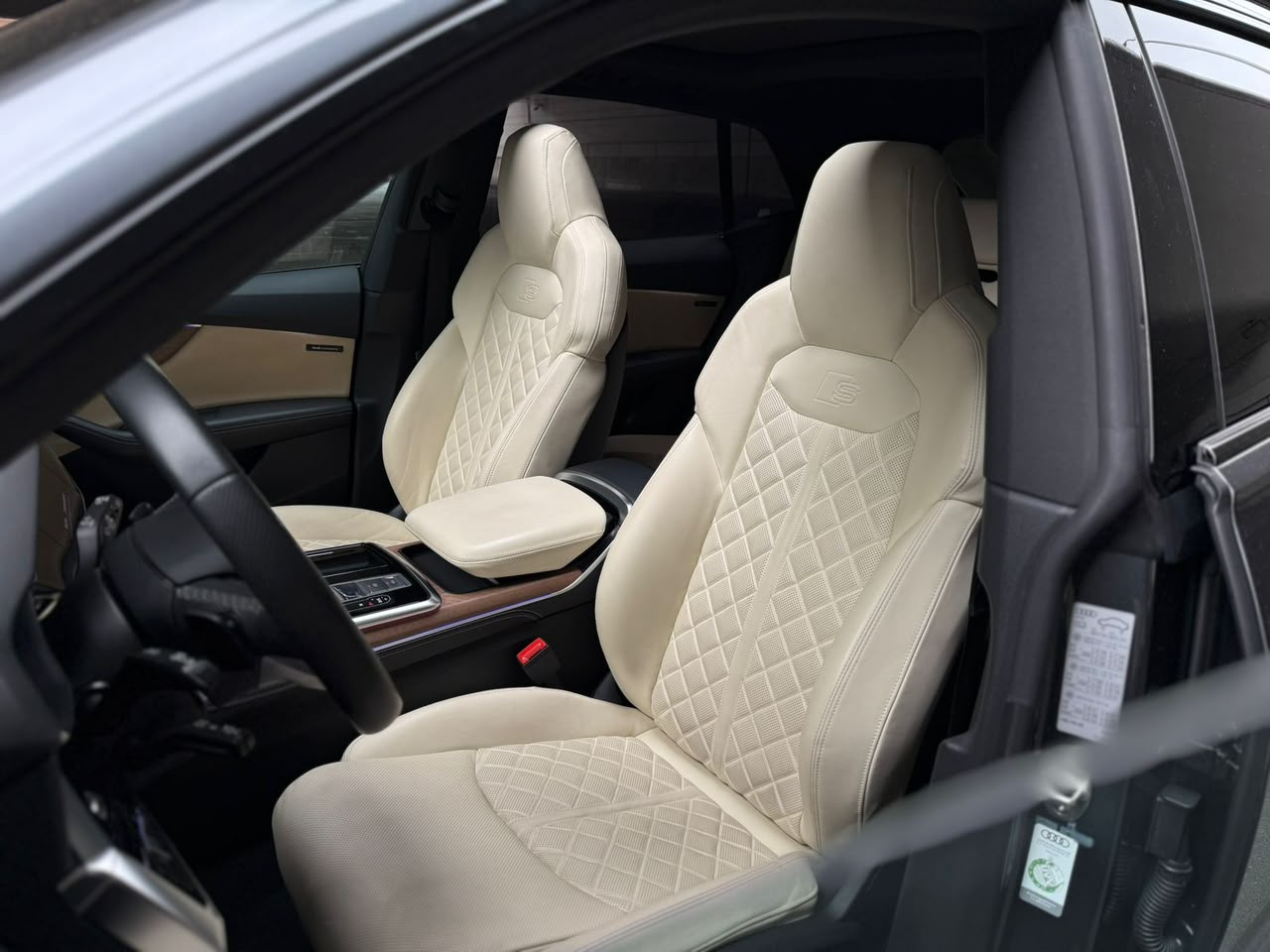 hire Audi SQ8  2024 in dubai
