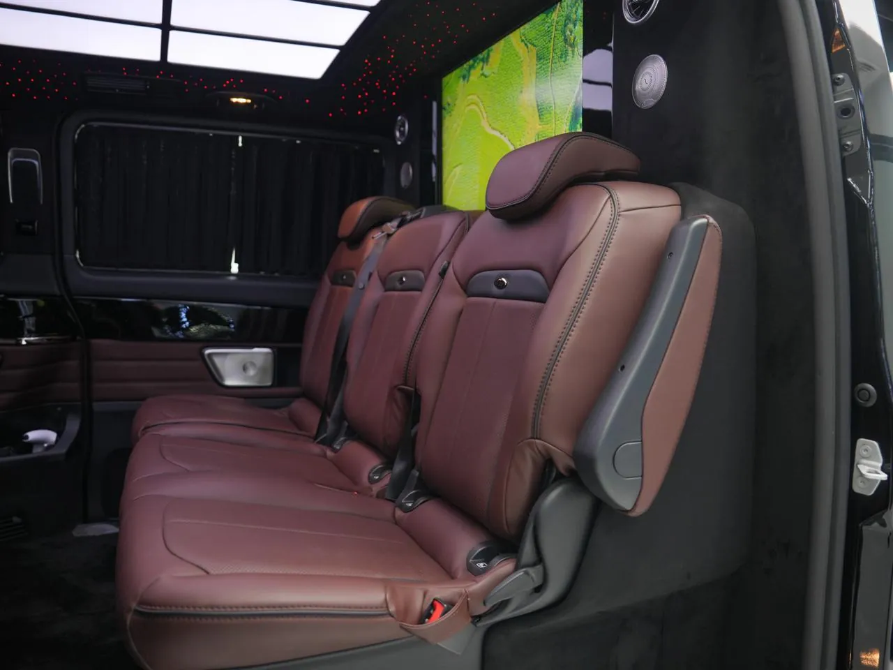 нанимать V300 Ultra Luxury With Driver  BLACK 