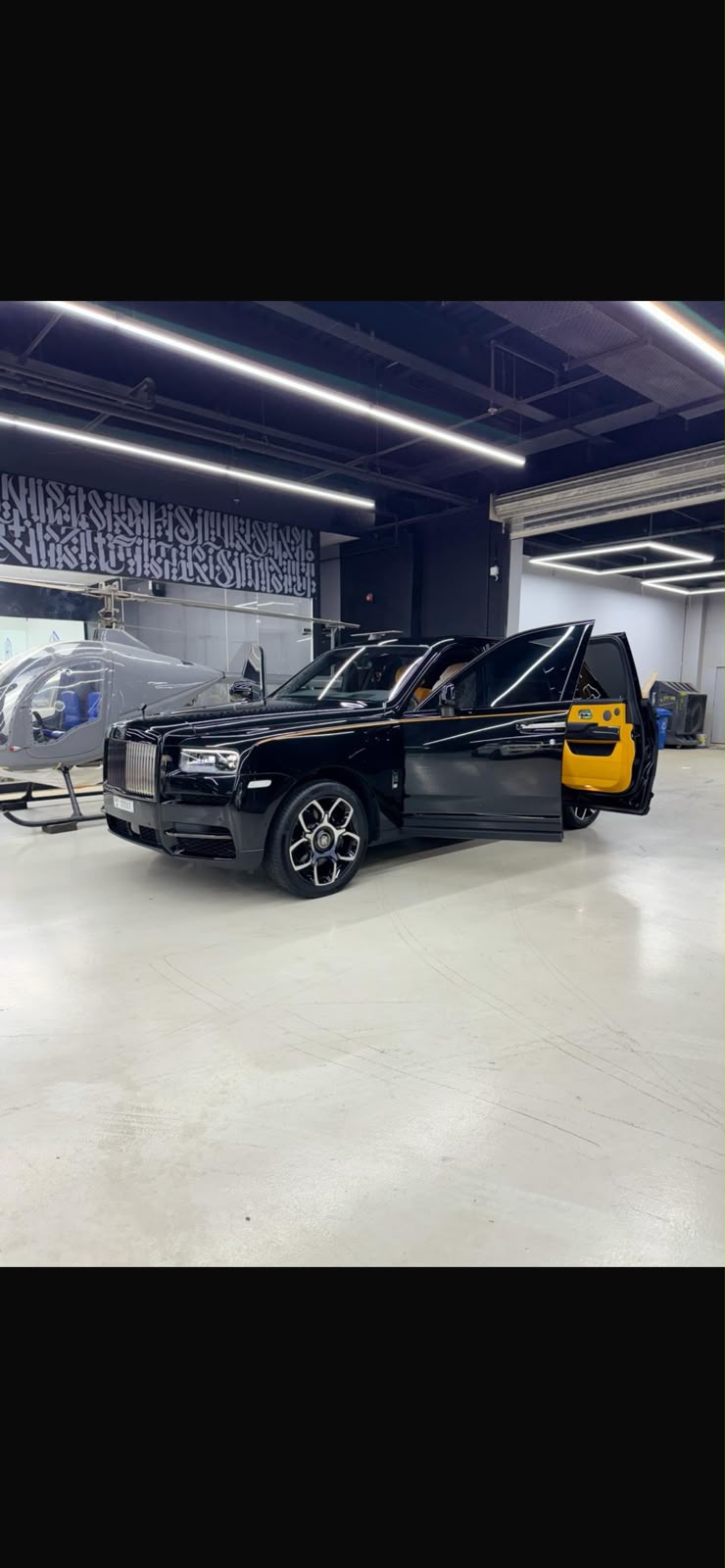нанимать Rolls Royce Cullinan Black Badge Black with Yellow Interior  BLACK 