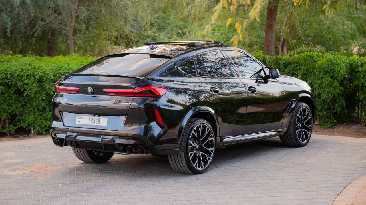 louer BMW X6 Competition  -Black with red interiors  BLACK 