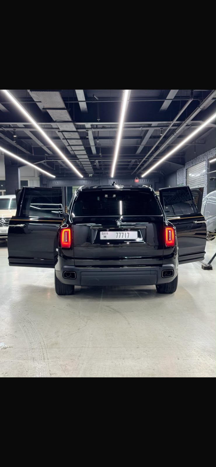 нанимать Rolls Royce Cullinan Black Badge Black with Yellow Interior  BLACK 