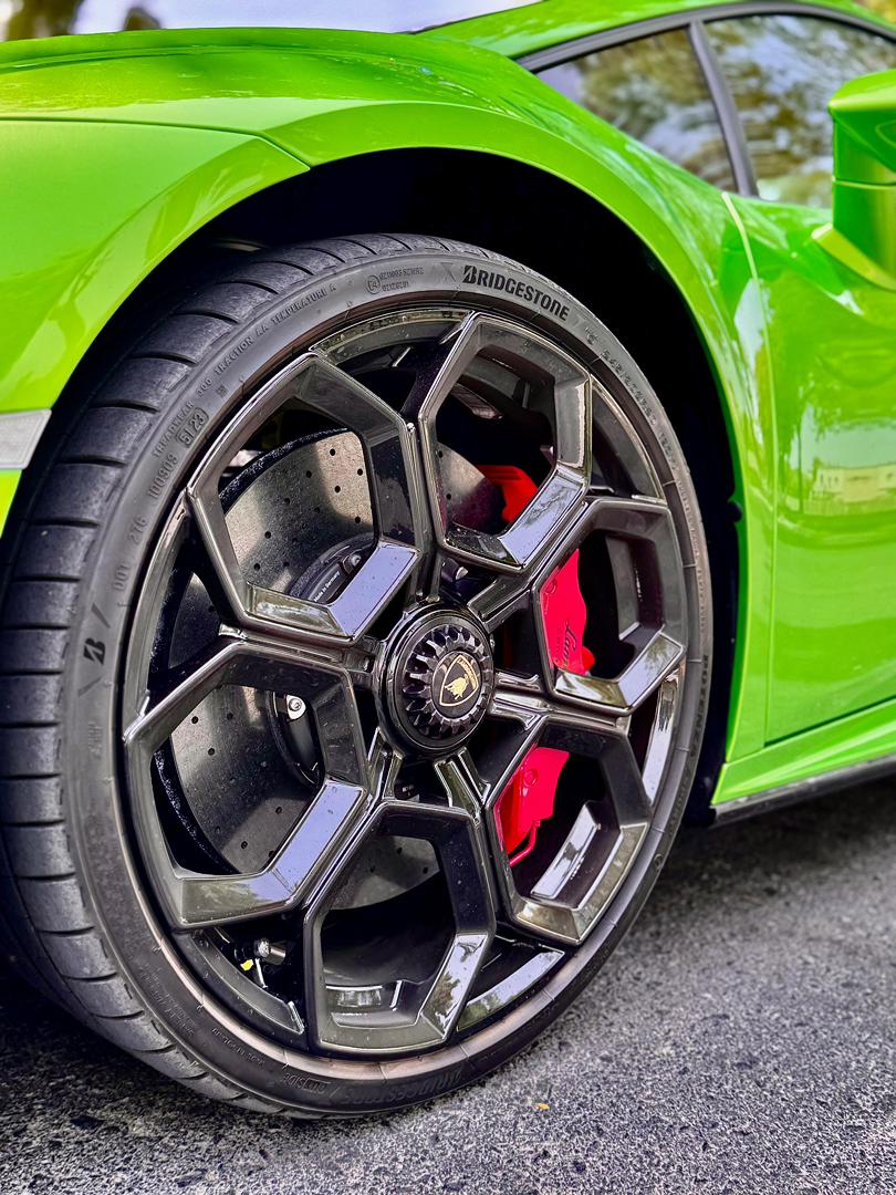 Lamborghini Huracan Evo coupe Best Price   GREEN 2024 Rental Dubai