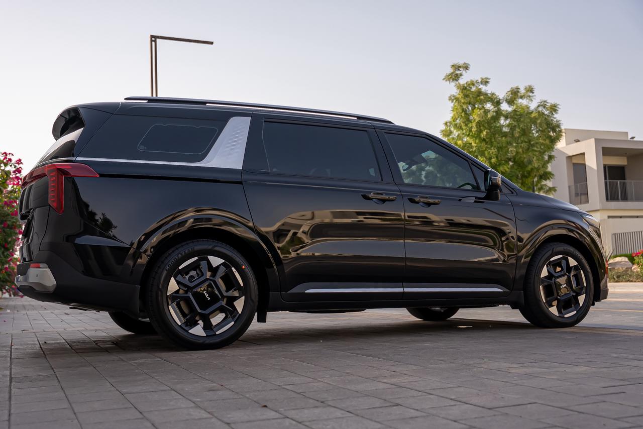 استئجار KIA Carnival 2025  أسود 2025 فى دبي