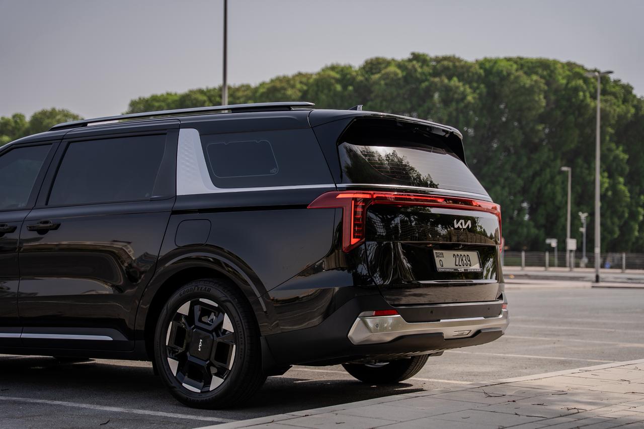 استئجار KIA Carnival 2025  أسود 2025 فى دبي